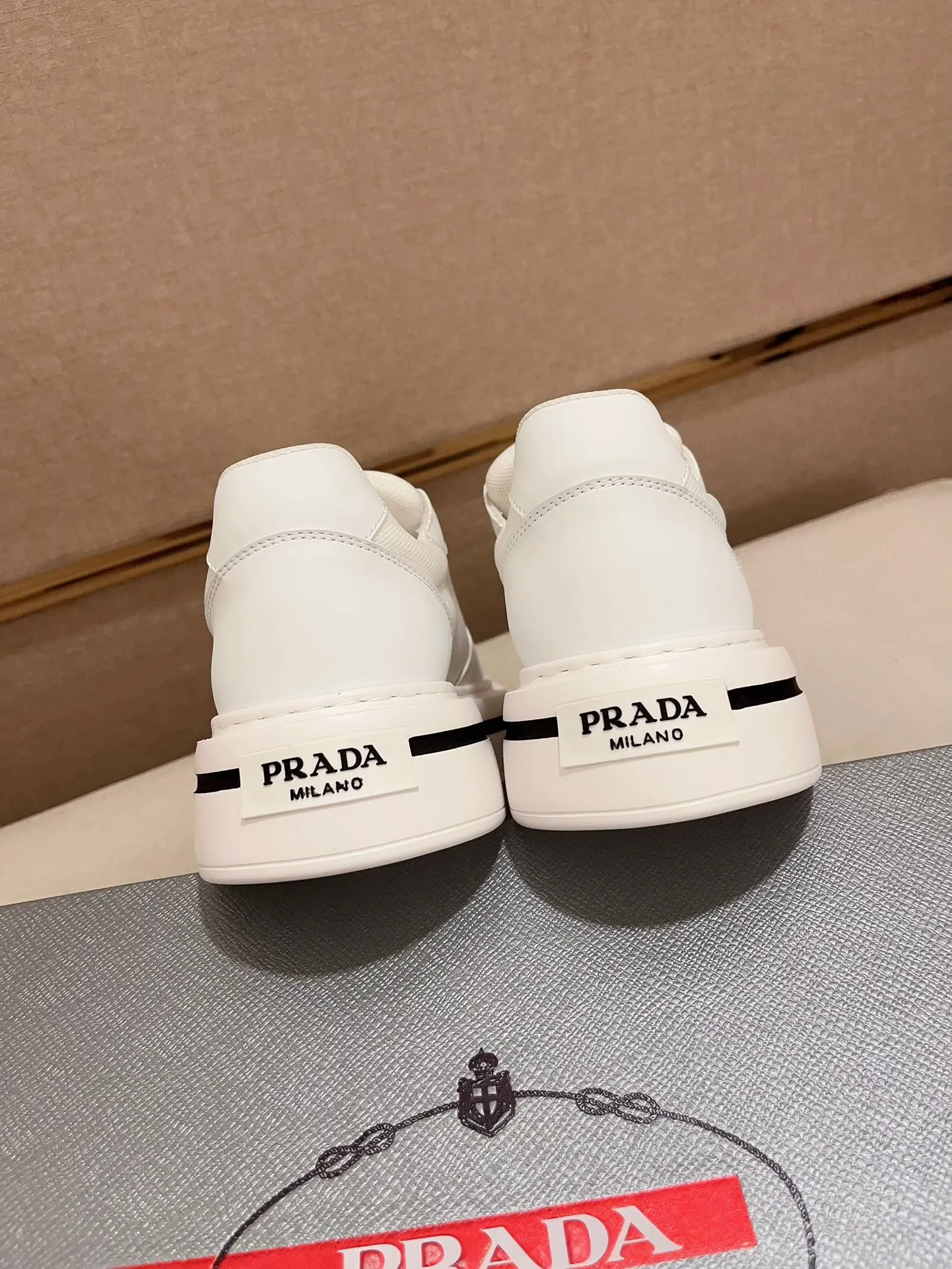 Men's shoes 💰 580💰 ✔️✔️✔️High-quality new PRADA counters are launched at the same time. The new men's shoes and 😘fabrics are selected from first-layer cowhide and are made by pure handicrafts. Lining: Full cowhide lining. 👍🏿 High-end ☄️ air-cushion molded anti-slip rubber outsole, exquisite lines, simple and elegant, comfortable and high-end for leisure travel. Code number: 38 to 44